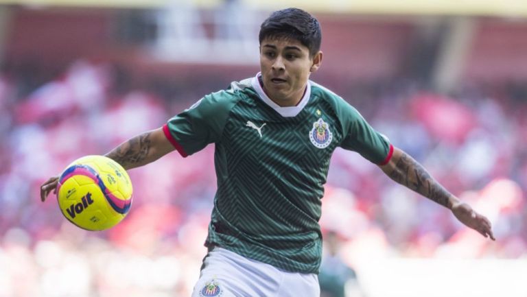 Eduardo López controla el balón en el juego entre Toluca y Chivas