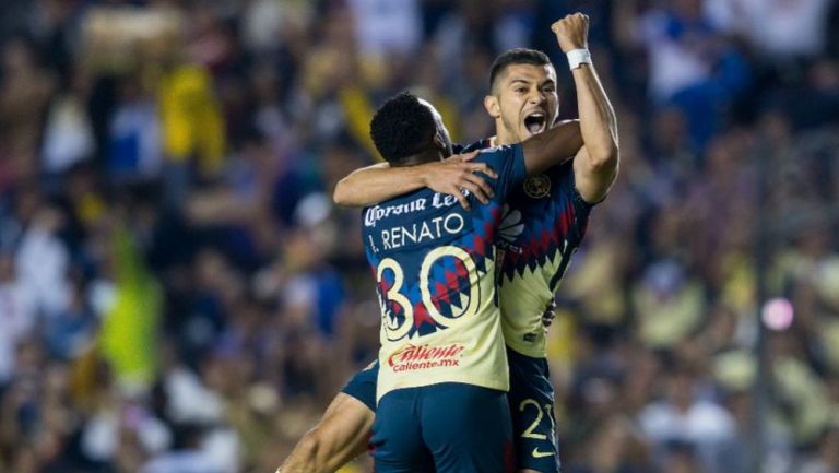 Henry Martín festeja su gol junto a Renato Ibarra
