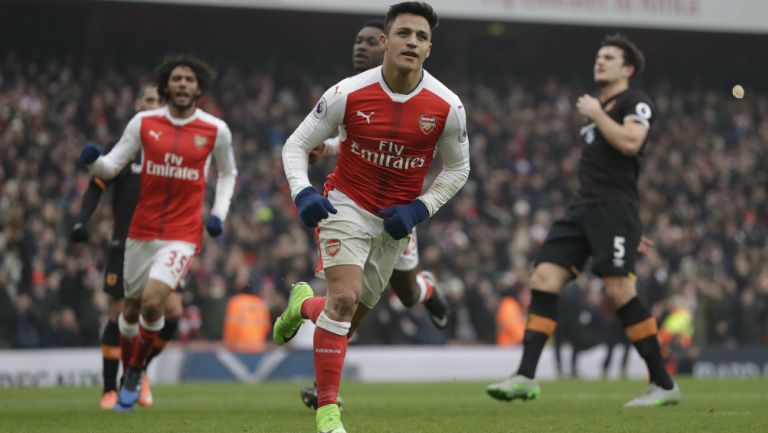 Alexis Sánchez celebra tras anotación del Arsenal