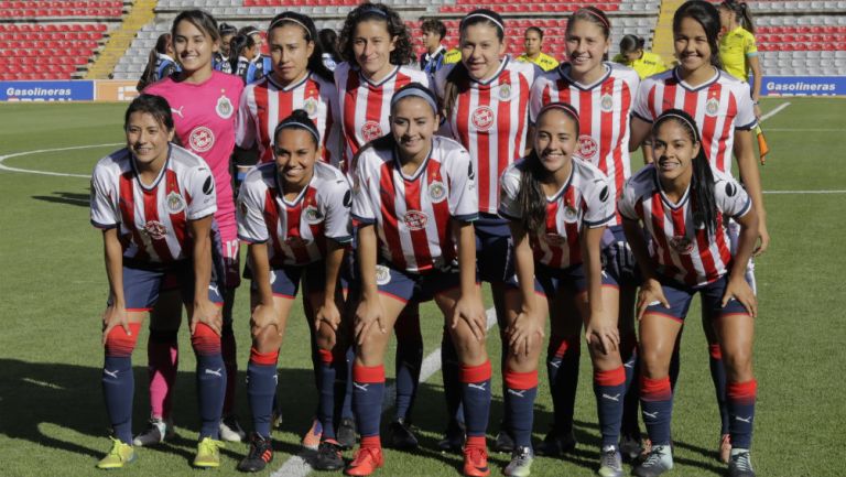 Chivas femenil , durante la foto oficial previo al juego de la J1