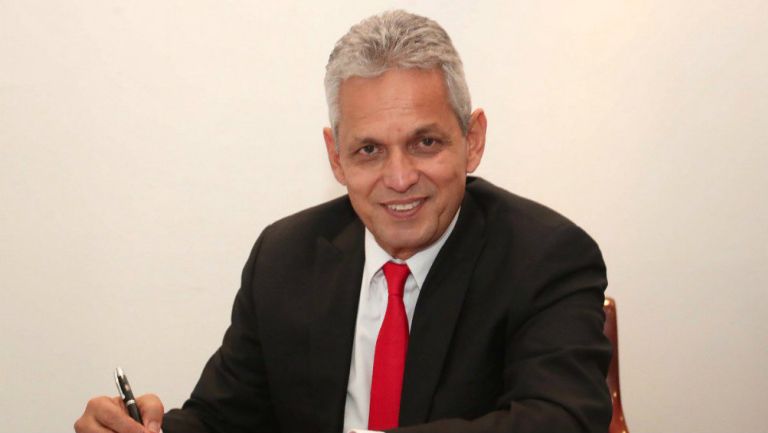 Reinaldo Rueda sonríe mientras firma contrato con Flamengo