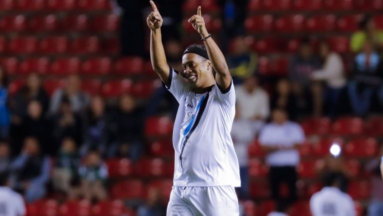 Ronaldinho sonríe durante un juego en México