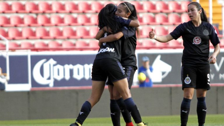 Chivas Femenil en festejo tras marcar gol frente a Necaxa