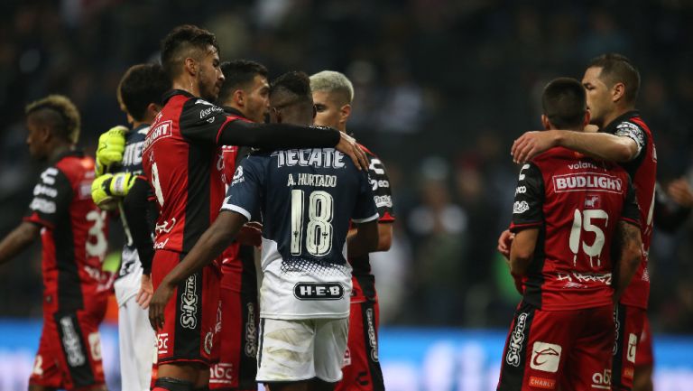 Jugadores de Tijuana abrazan a Avilés