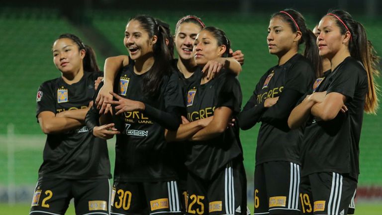 Jugadoras de Tigres celebran uno de sus goles vs Santos