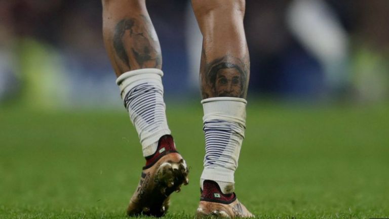 Tatuaje de Don Ramón en la pantorrilla del jugador Kenedy