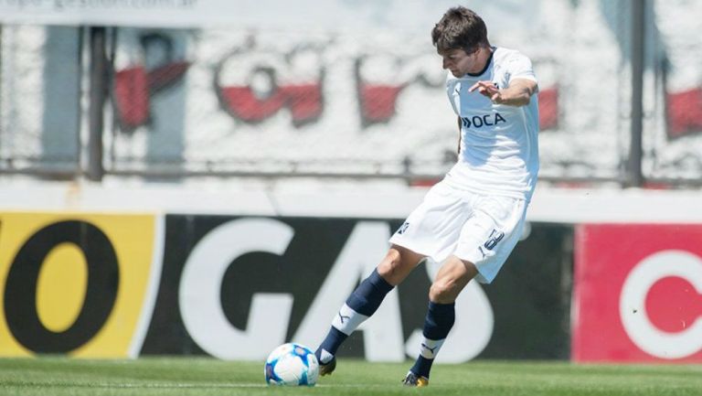 Lucas Albertengo saca un disparo en un partido con Independiente