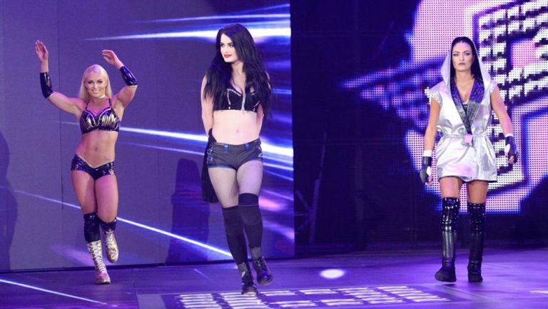 Paige (centro) hace su entrada en RAW