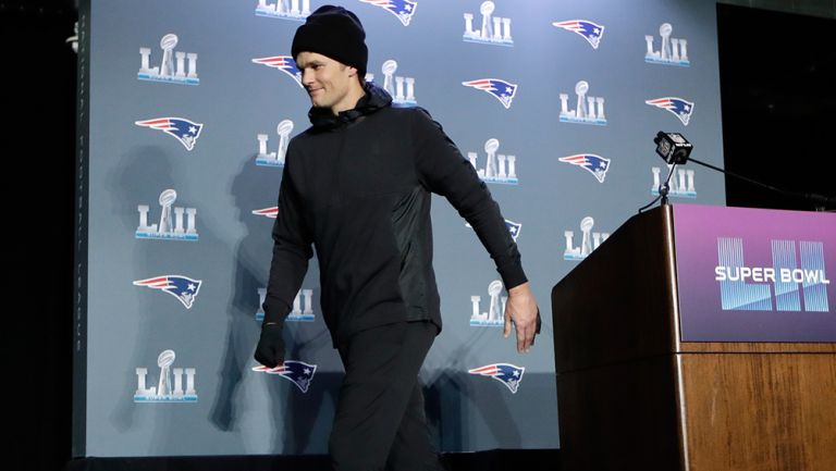 Brady se retira de la conferencia de prensa