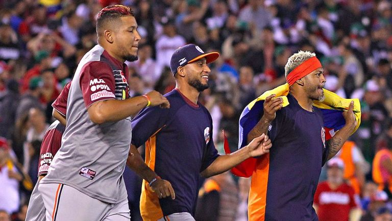Jugadores de Venezuela festejan tras vencer a México
