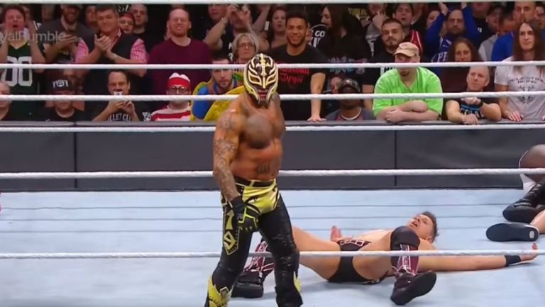 Rey Mysterio durante su aparición en el Royal Rumble 2018