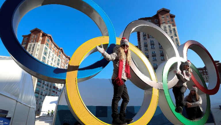 Atletas posan en los aros olímpicos de PyeongChang