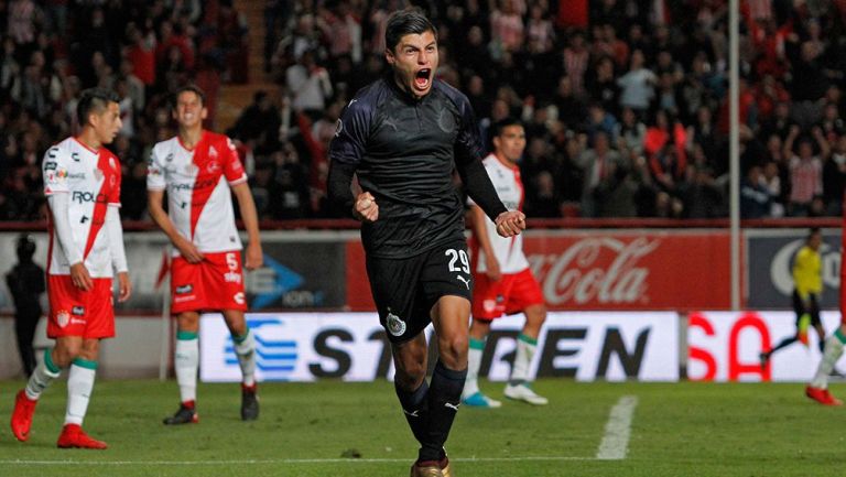 Ronaldo Cisneros celebra su primer gol con Chivas