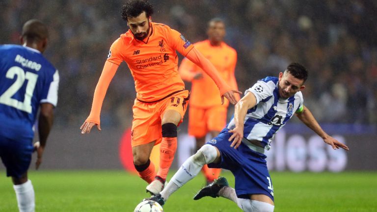 Herrera pelea un balón contra Salah