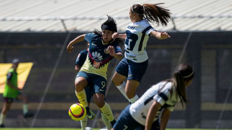 Lucero Cuevas disputa un balón en el juego contra Pumas