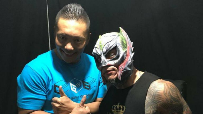 Rey Mysterio y Cima posan para la foto después de su presentación con The Crash 