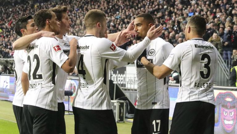 Jugadores de Frankfurt festejan luego de anotar frente a Leipzig