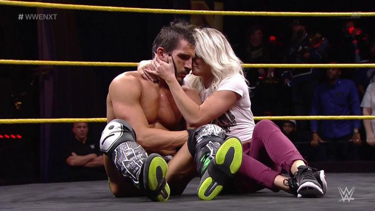 Johnny Gargano y Candice LeRae en medio del ring de NXT