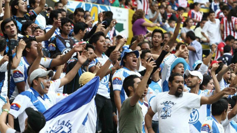 Aficionados alientan al Club Puebla en el Estadio Cuauhtémoc 