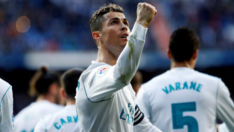 Cristiano Ronaldo celebra con la afición un gol 