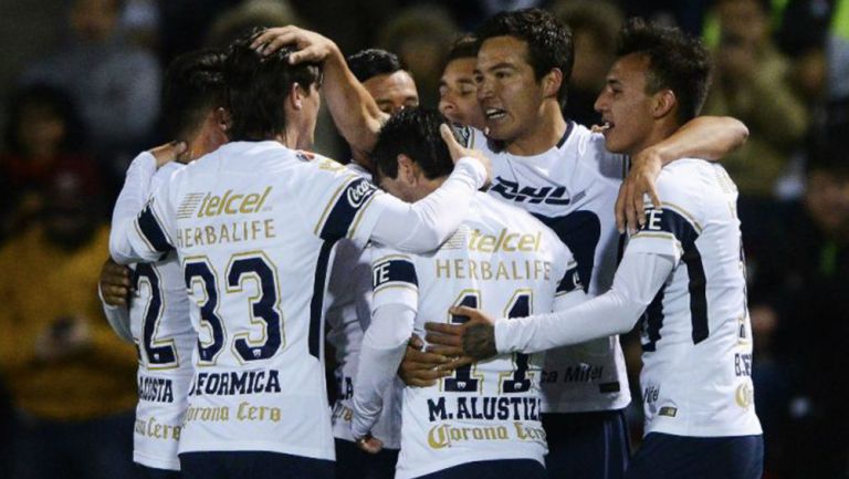 Jugadores de Pumas celebran el gol del Cubo Torres