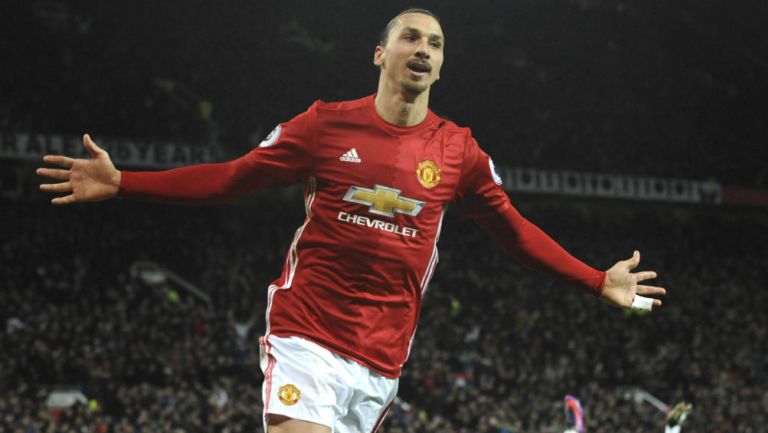 Zlatan festeja gol con el Manchester United