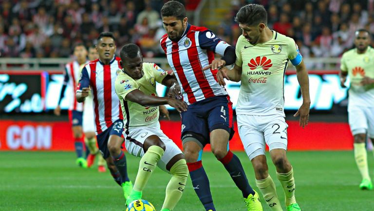 Quintero y Peralta intentan detener la jugada de Pereira