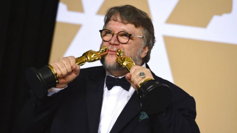 Guillermo del Toro posa con las dos estatuillas