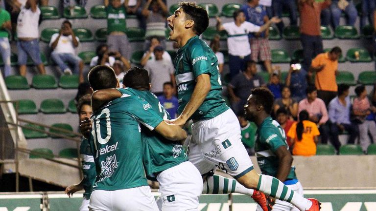 Jugadores del Zacatepec festejan un gol