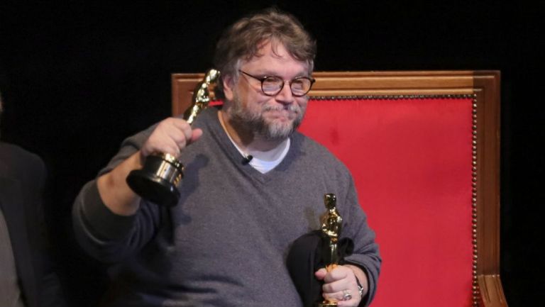 Guillermo del Toro muestra sus premios en la Universidad de Guadalajara