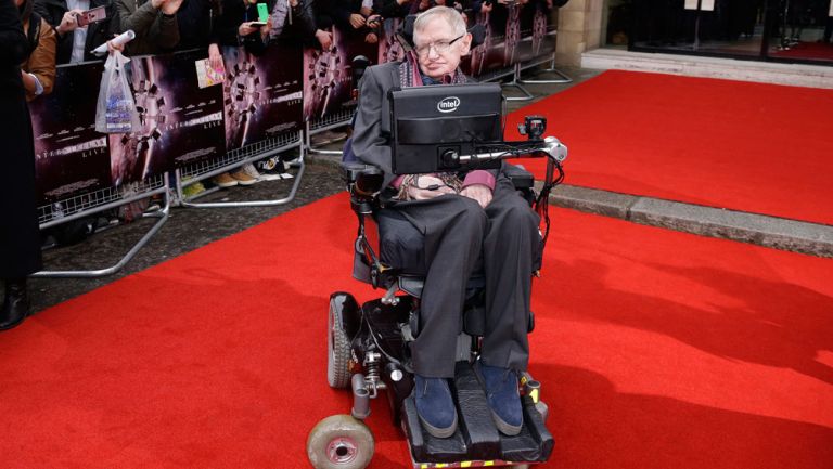 Stephen Hawking llega a un evento en Londres 