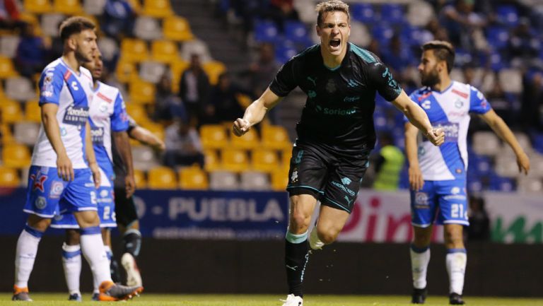 Julio Furch festeja gol contra Puebla en la J12