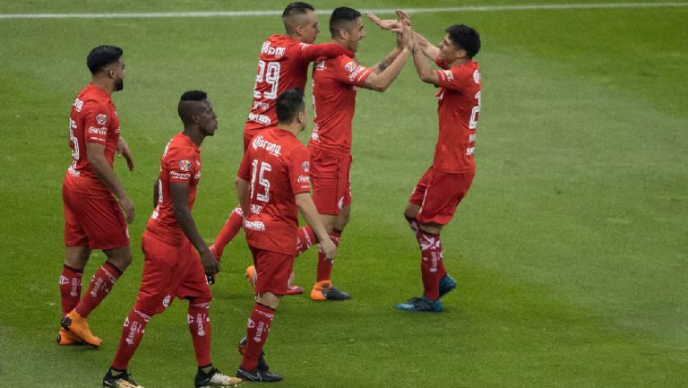 Jugadores de Toluca celebran un gol frente al América