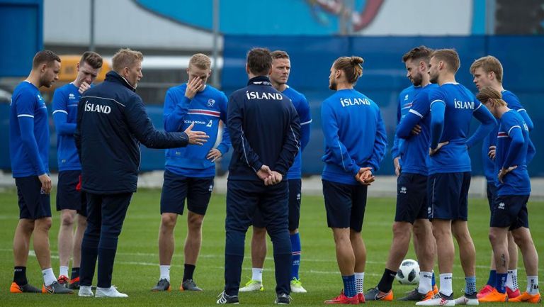 Jugadores de Islandia, durante práctica previo a juego del Tri 