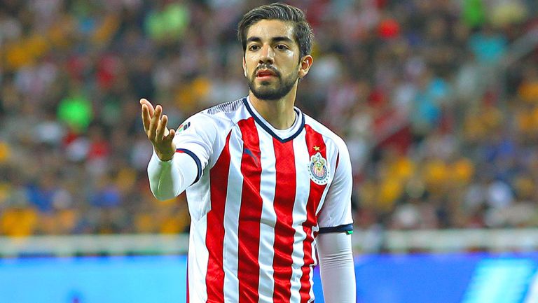 Pizarro, durante un partido de Chivas