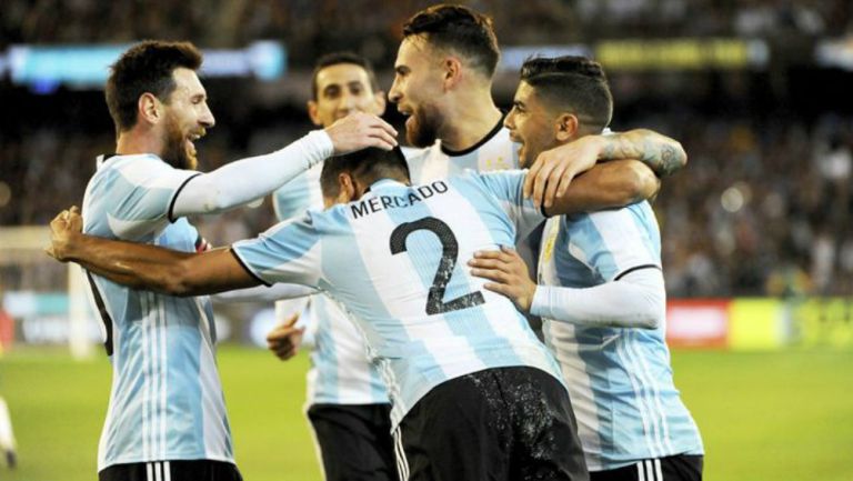 Jugadores de Argentina celebra anotación 