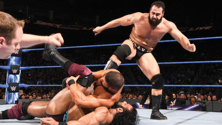 Rusev durante el combate en SmackDown live