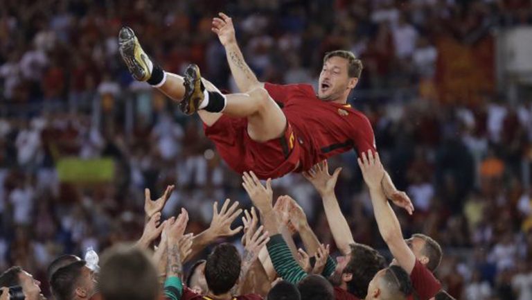 Totti es homenajeado por sus compañeros en el último juego con Roma