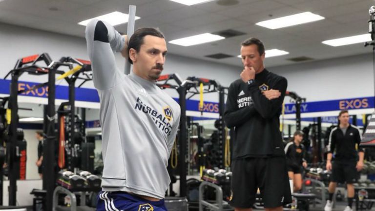 Zlatan realiza un ejercicio durante un entrenamiento 