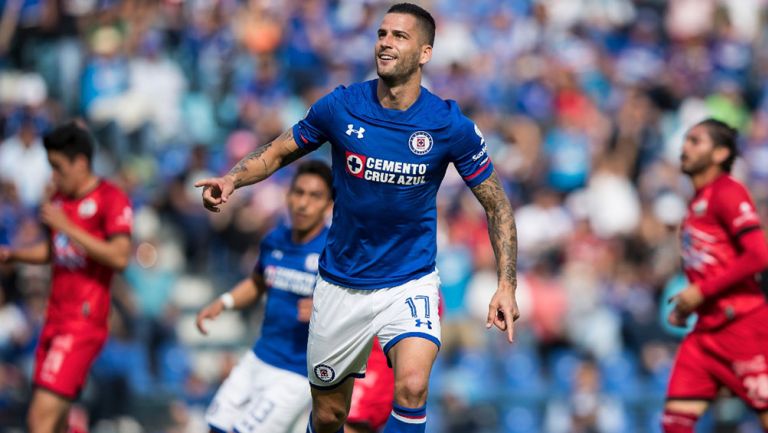 Édgar Méndez celebra su gol con Cruz Azul