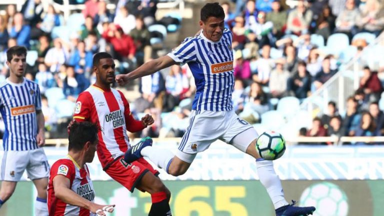 Héctor Moreno bloquea un balón con la Real Sociedad