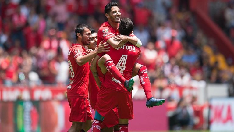 Jugadores de Toluca celebran el gol de Ángel Reyna 