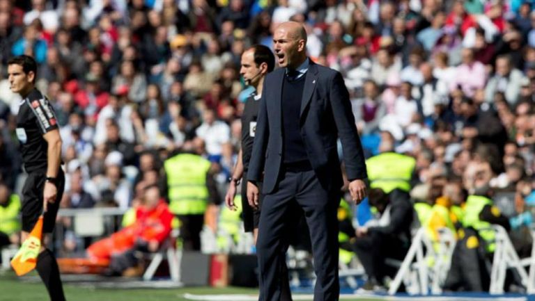 Zidane da indicaciones desde el banquillo