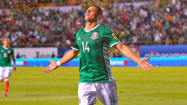 Chicharito Hernández celebra un gol con México 