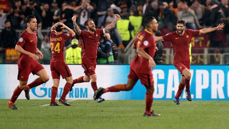 Jugadores de la Roma corren felices tras la victoria
