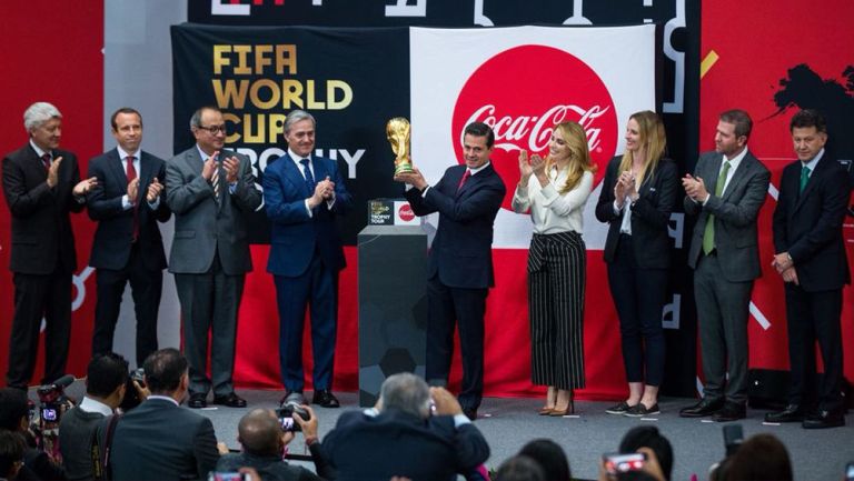 Enrique Peña Nieto levanta Copa del Mundo 