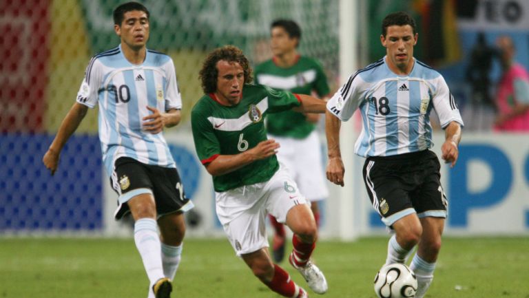 Rodríguez conduce una pelota en el Mundial de 2006
