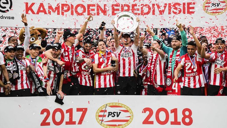 La plantilla del PSV levanta el título de la Eredivisie