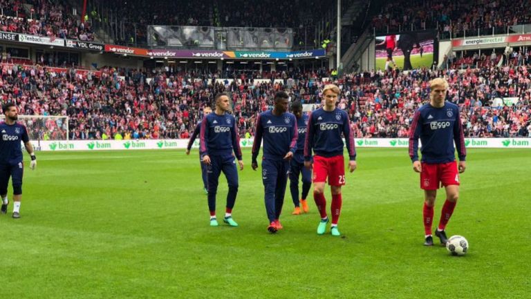 Jugadores del Ajax previo al partido con el PSV