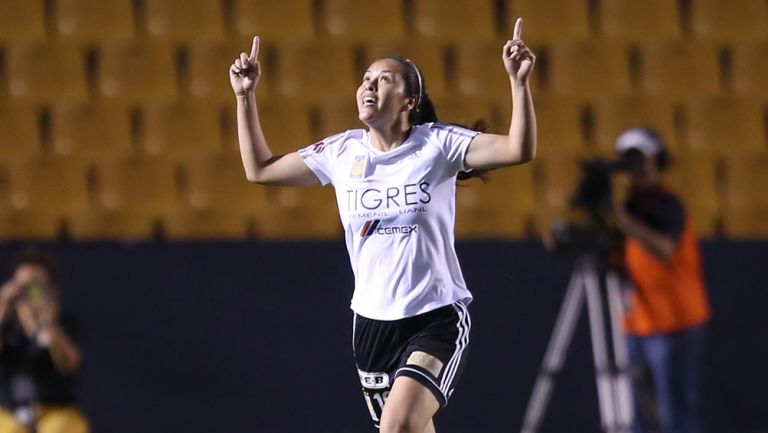 Blanca Solís celebra un gol contra América en Semifinales